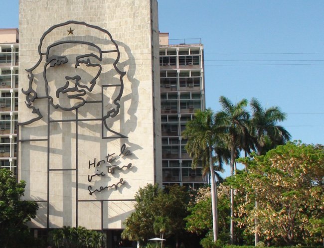Imagen de El CHE en edificio de La Habana, Cuba