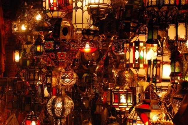 Marruecos: lámparas artesanales y babuchas marroquíes