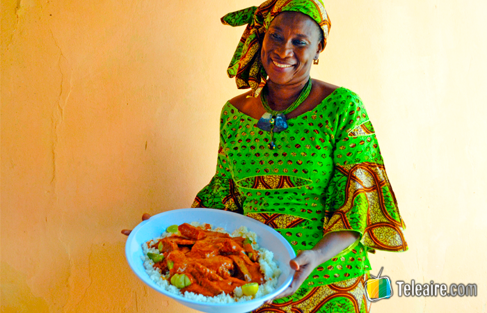 Ida Cham mostrando el Domoda de Gambia