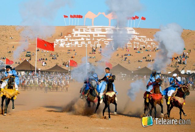 habitantes de los pueblos del sahara cabalgando