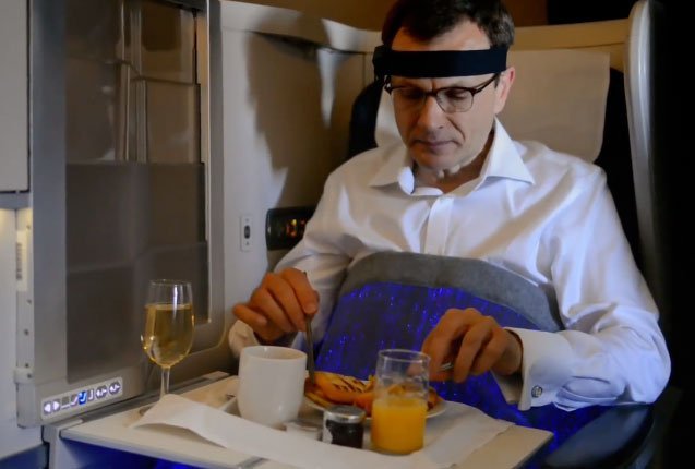 usuario de la aerolinea prueba la manta de la felicidad