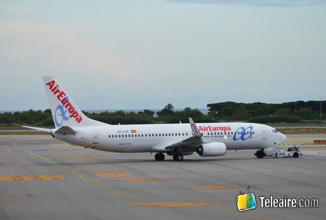 avion de air europa a punto de despegar