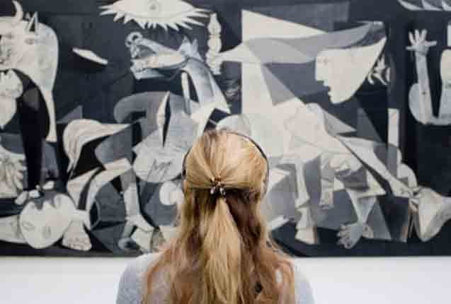 escuchando audioguia en el Museo de la Reina Sofia