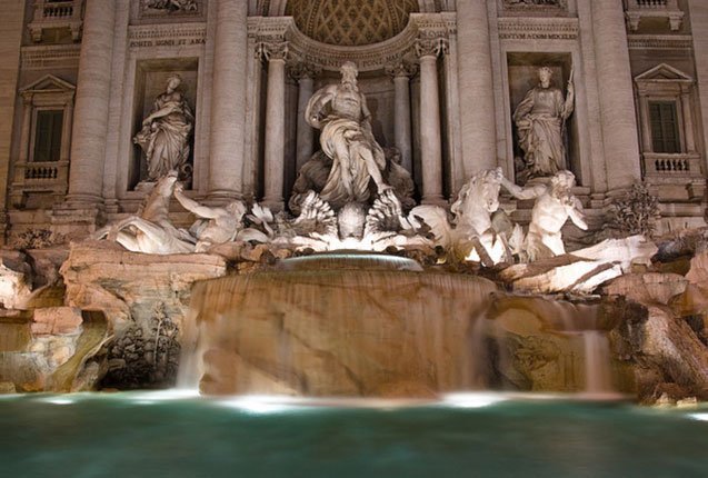 la fontana de trevi de noche