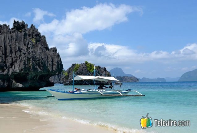 embarcacion en las costas de la isla palawan