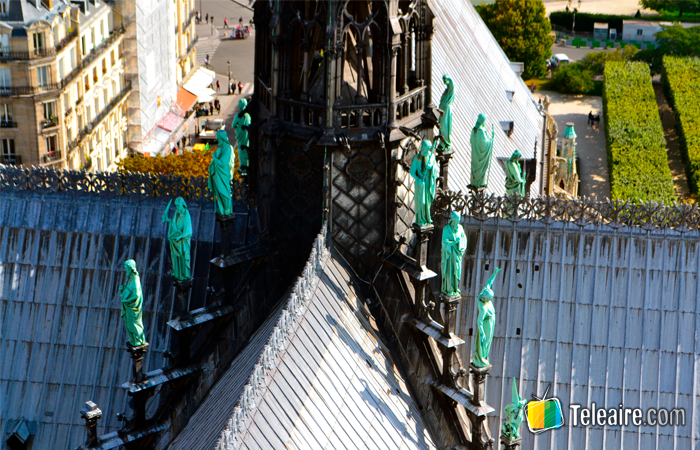 Detalle de los apóstales y la aguja de Notre Dame en París