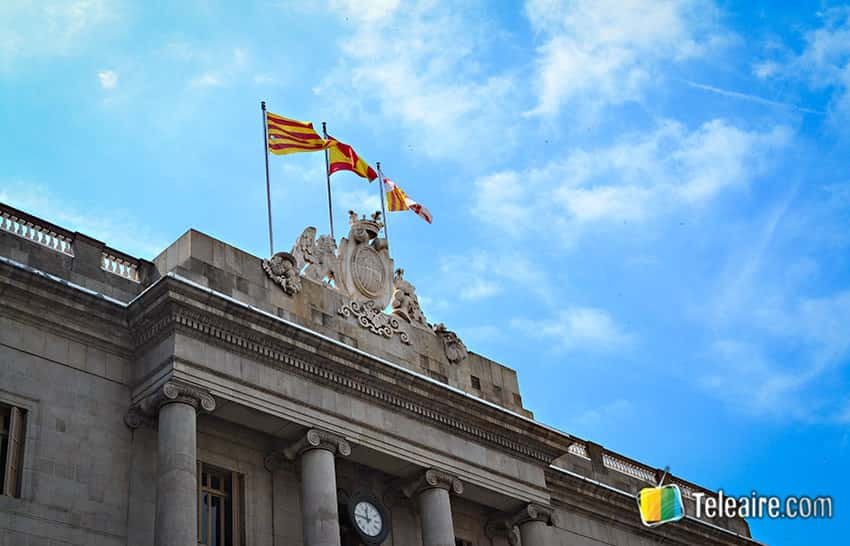 Bandera de Cataluña junto a la de España y la de Barcelona
