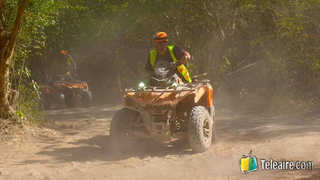 Conducir quad en Emotions Native Park, uno de los parques de la Riviera Maya