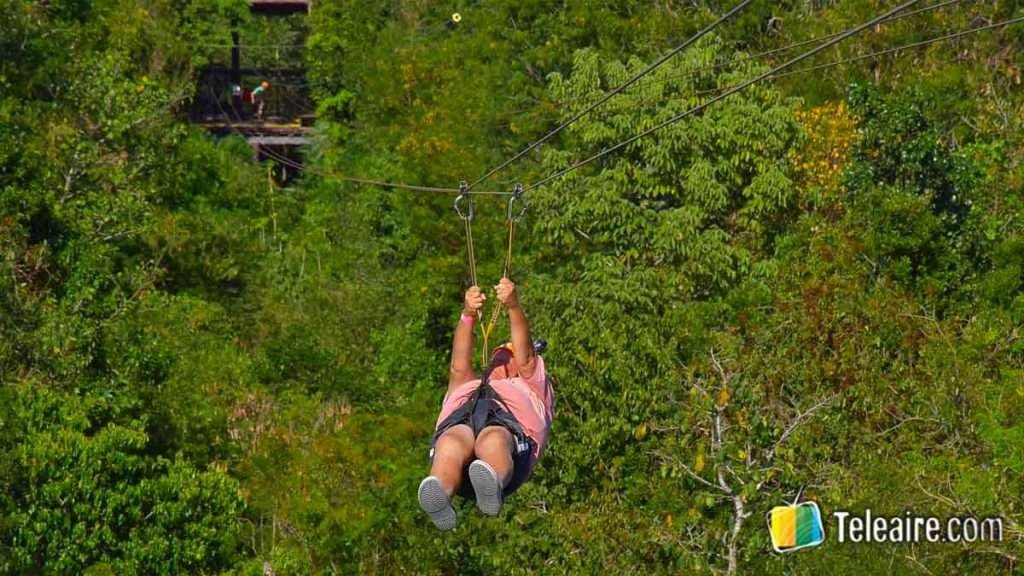 Tirolesa en Emotions Native Park, uno de los parques de la Riviera Maya
